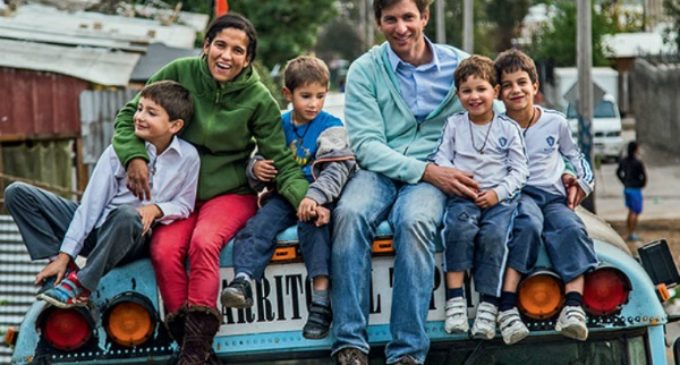 Un matrimonio, cinco hijos, 16 países y tres años evangelizando América Latina en un autobús escolar
