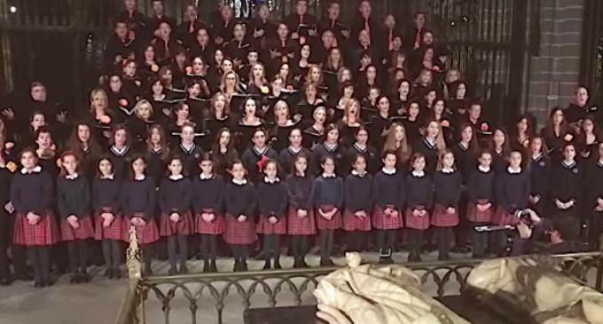 Un coro de 400 niños españoles le canta al Pontífice por su cumpleaños