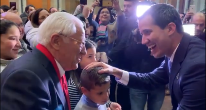 Venezuela: El padre Ángel saluda a Guaidó con 34 niños refugiados en Madrid