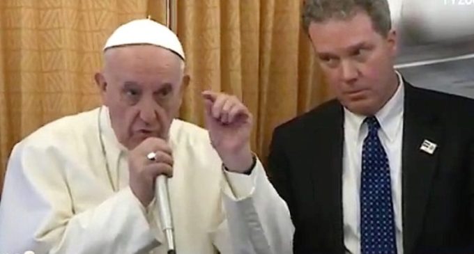 El Papa al regreso de Egipto pide que se negocie en el caso de Corea