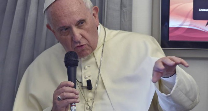El Papa habla con los periodistas en el vuelo hacia Manila