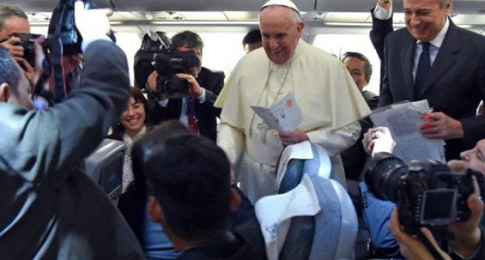 Francisco habla de nuevo con los periodistas en el avión de regreso a Roma