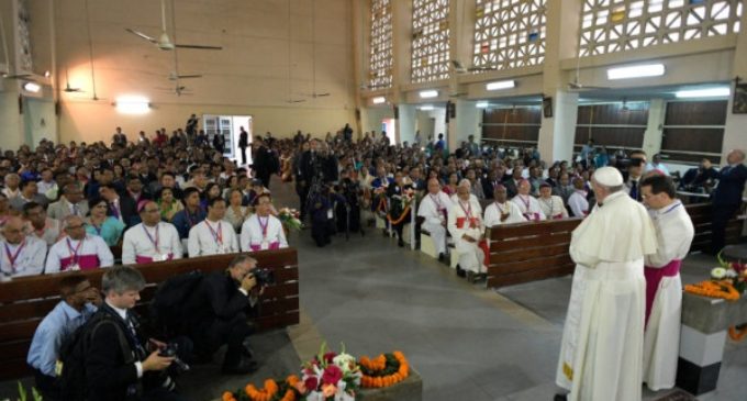 Bangladesh: El Papa visita la catedral de Dhaka