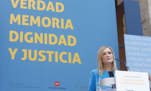 Cifuentes recibe un premio de la AVT y reclama la unidad de los demócratas frente al terrorismo