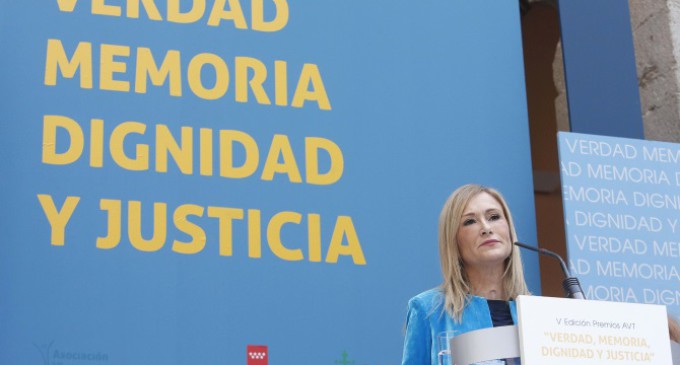Cifuentes recibe un premio de la AVT y reclama la unidad de los demócratas frente al terrorismo