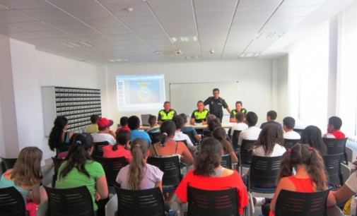 Los agentes tutores acercan a los escolares consejos sobre seguridad vial y buen uso de internet
