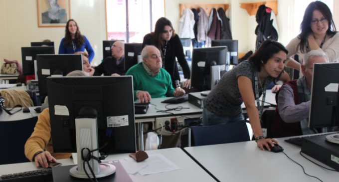 Alumnos del IES José Saramago imparten talleres de tecnología digital y redes sociales a personas mayores