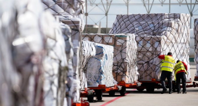 La Comunidad de Madrid suma más de 332 toneladas de material sanitario con la llegada de un cuarto avión en menos de dos semanas