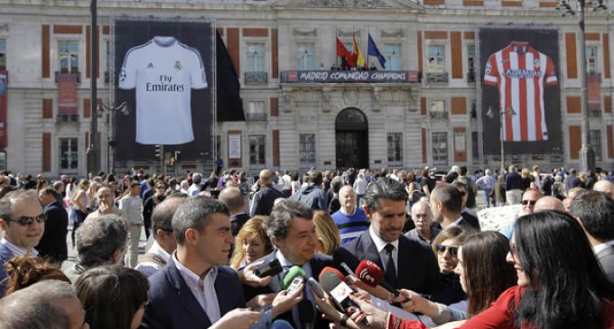 Dos camisetas gigantes del Real Madrid y el Atlético en la Puerta del Sol