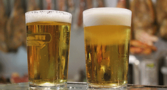 Cada español bebe 76 litros de cerveza al año, equivalente a  378 cañas o 229 latas