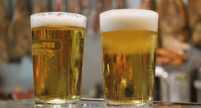 Cada español bebe 76 litros de cerveza al año, equivalente a 378 cañas o 229 latas