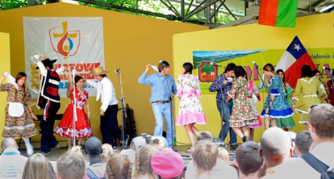 JMJ en Polonia: jóvenes chilenos abren un evento con el baile de la cueca