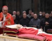 Los restos mortales de Benedicto XVI reciben el homenaje de miles de fieles