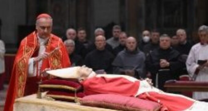 Los restos mortales de Benedicto XVI reciben el homenaje de miles de fieles