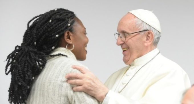 El Papa pide a los jóvenes una lucha: por la dignidad de las mujeres