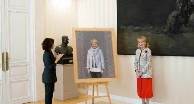 Díaz Ayuso descubre en la Real Casa de Correos el retrato de la expresidenta Esperanza Aguirre
