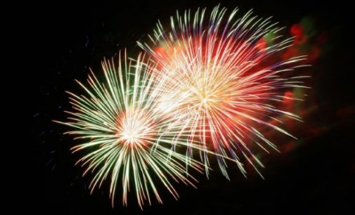 Bienvenida a 2017 con un espectáculo de fuegos artificiales y luces en la fachada de la Real Casa de Correos