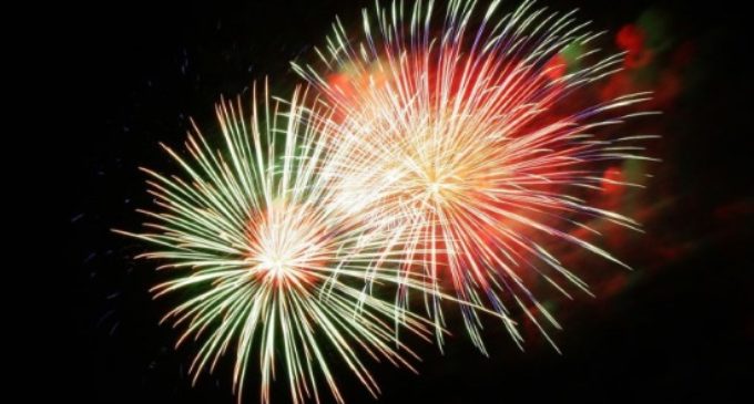 Bienvenida a 2017 con un espectáculo de fuegos artificiales y luces en la fachada de la Real Casa de Correos