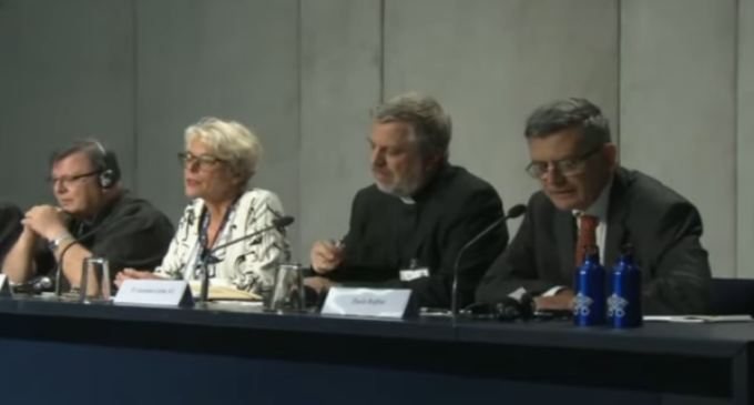 El Sínodo busca una Iglesia «menos clerical»