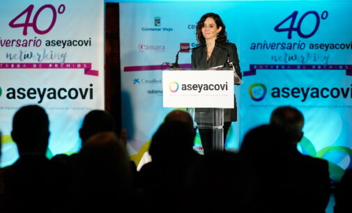 Díaz Ayuso recibe un premio por su gestión del COVID-19 otorgado por los empresarios de Colmenar Viejo