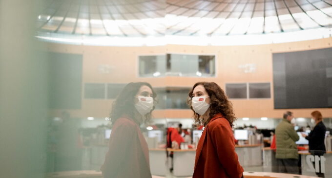 Díaz Ayuso tilda de “ocurrencia de última hora” el uso obligatorio de mascarilla en el exterior e insiste en la vacuna