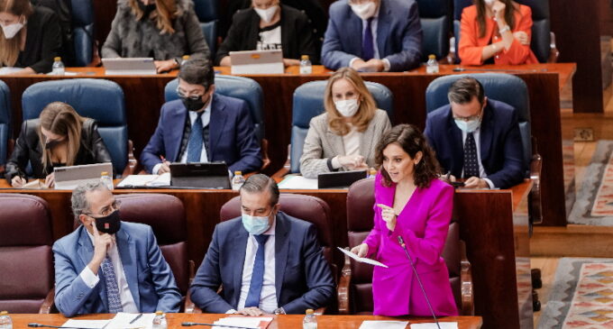 Díaz Ayuso insiste en que las leyes LGTBI no tienen que ser eliminadas y afea a Vox que intente imponer su normativa desde una minoría parlamentaria y sin consenso