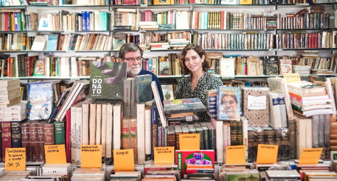 Díaz Ayuso muestra su apoyo a los libreros de la 44ª Feria del Libro antiguo de Madrid