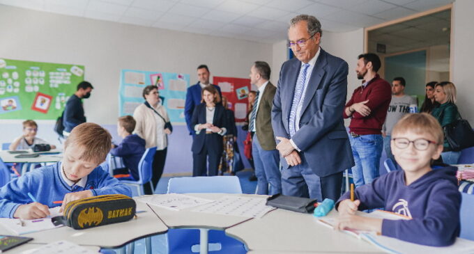 La Comunidad de Madrid crea 50 nuevas aulas de enlace para ayudar a la inserción de los alumnos refugiados de Ucrania