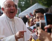 “Dios es joven”: El Papa deplora la estética artificial