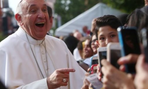 “Dios es joven”: El Papa deplora la estética artificial