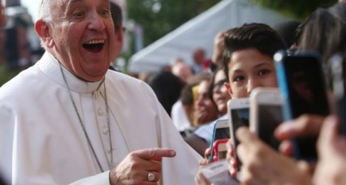 “Dios es joven”: El Papa deplora la estética artificial
