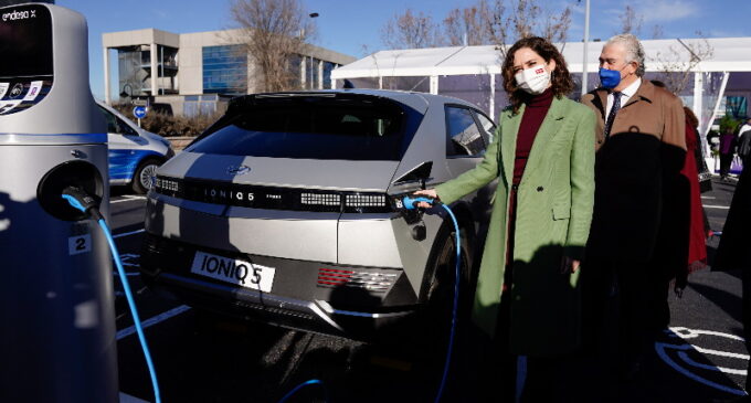 Díaz Ayuso inaugura en Pozuelo de Alarcón la mayor electrolinera de España con 46 puntos de recarga rápida y ultrarrápida