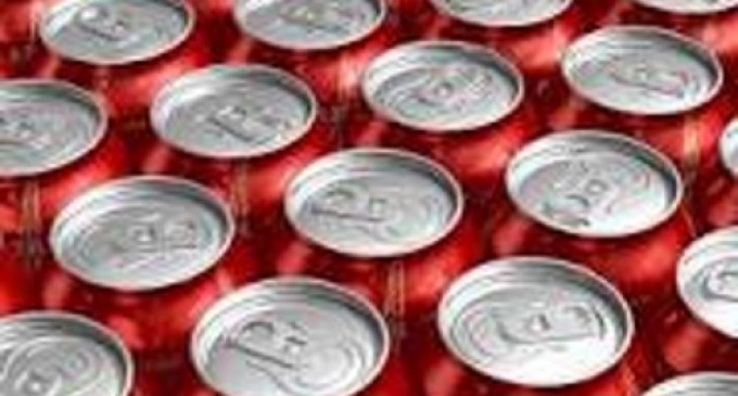 Cada español bebe 312 litros de refrescos al año, equivalente a 945 latas al año, por importe de 349,57 euros