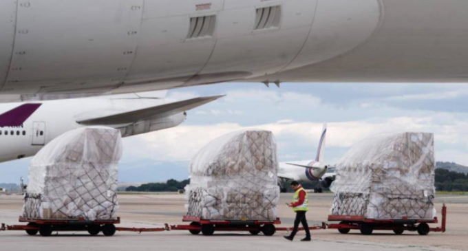 La Comunidad de Madrid recibe otro avión con 82 toneladas de material sanitario para el COVID-19
