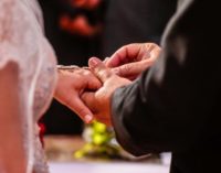 Francisco pide que las cuestiones económicas no sean obstáculo para verificar la validez de un matrimonio