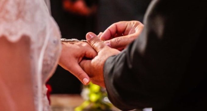 Francisco pide que las cuestiones económicas no sean obstáculo para verificar la validez de un matrimonio