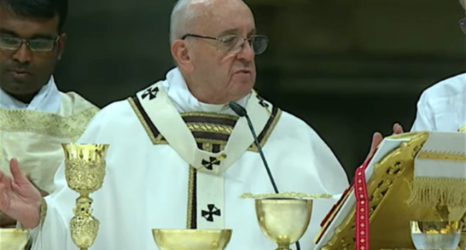 El Papa en la misa de Nochebuena: ‘Dejémonos interpelar por el Niño Jesús y por los niños excluidos’