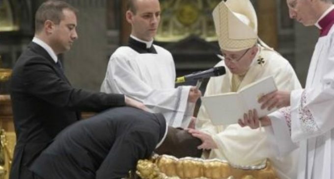 El nigeriano sin papeles que frustró un atraco es uno de los catecúmenos que bautizó el Papa