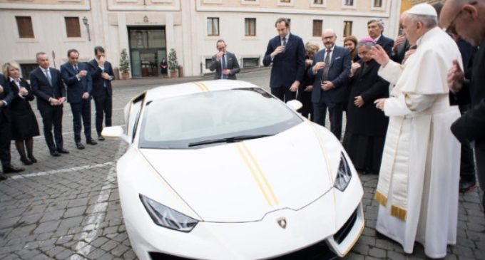 Lamborghini: Un ‘Huracán’ blanco para los pobres del Papa Francisco
