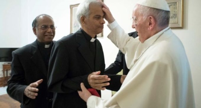El papa Francisco recibe al padre Tom, el misionero salesiano liberado