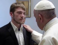 El Papa, «profundamente afectado por la muerte del pequeño Alfie»