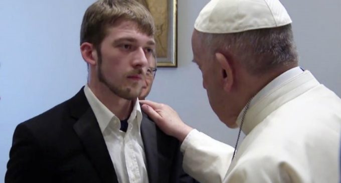 El Papa, «profundamente afectado por la muerte del pequeño Alfie»