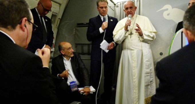 El Papa Francisco se confiesa en el avión: «Con los rohinyá, lloré»