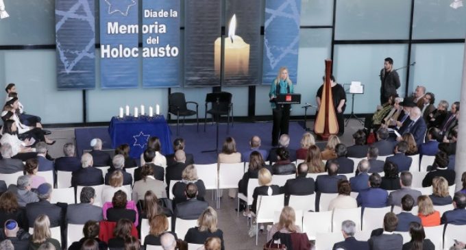 Cifuentes afirma que hay que mantener la guardia alta para que el fanatismo no prospere en nuestra sociedad