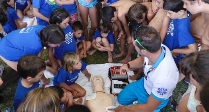 La Comunidad forma a la población en reanimación cardiopulmonar y frente a incidencias en el entorno acuático