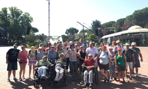 La Comunidad organiza una salida al Parque de Atracciones para las personas con discapacidad que permanecen en los centros este verano