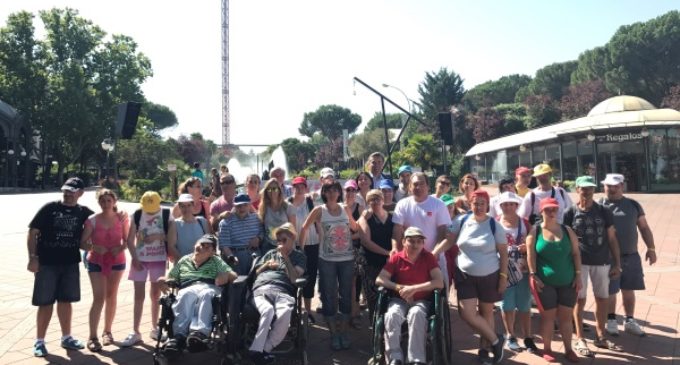 La Comunidad organiza una salida al Parque de Atracciones para las personas con discapacidad que permanecen en los centros este verano