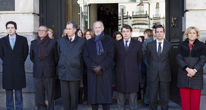 Un minuto de silencio en la Puerta del Sol por las víctimas del atentado de París