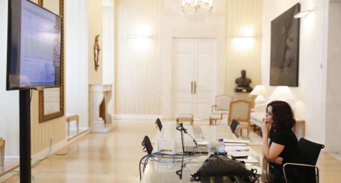 Díaz Ayuso mantiene una videoconferencia con CODDIM desde la Real Casa de Correos